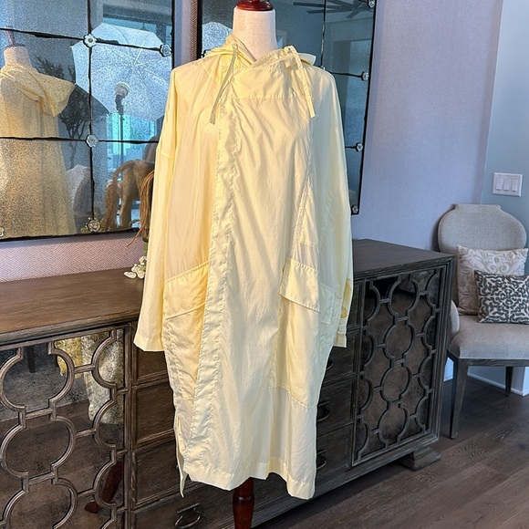 Uniqlo U packable yellow over sized hooded rain poncho. - Picture 3 of 14